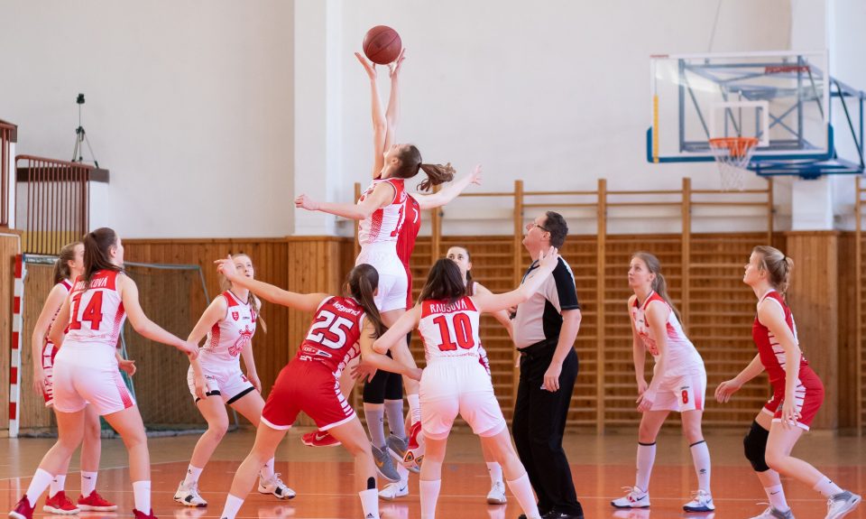 ¿Cómo insonorizar un polideportivo?